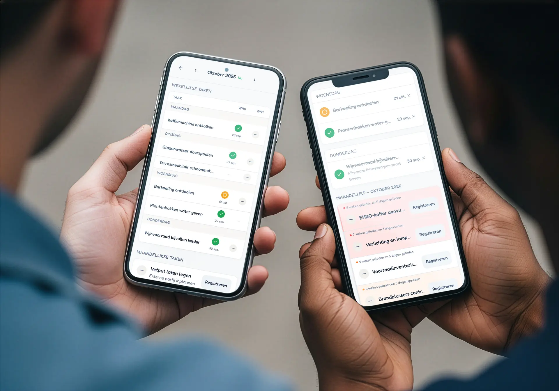 Twee telefoons in de hand met de slimme lijsten van Vinkie: wekelijkse en maandelijkse taken zoals de koffiemachine ontkalken en de EHBO-koffer aanvullen, met vinkjes en registreren-knoppen
